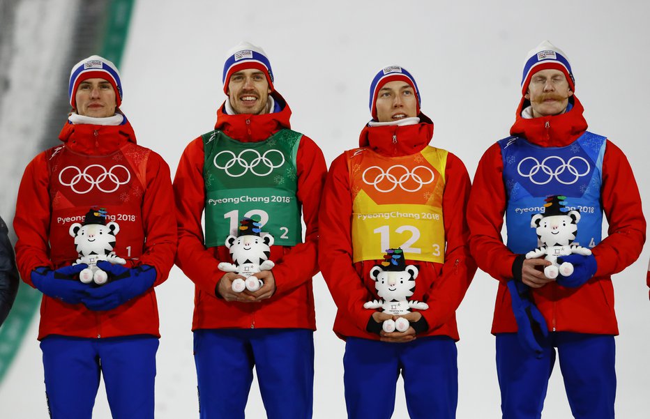 Fotografija: Olimpijski prvaki iz Norveške, z leve: Daniel Andre Tande, Andreas Stjernen, Johann Andre Forfang in Robert Johansson. Foto: AP