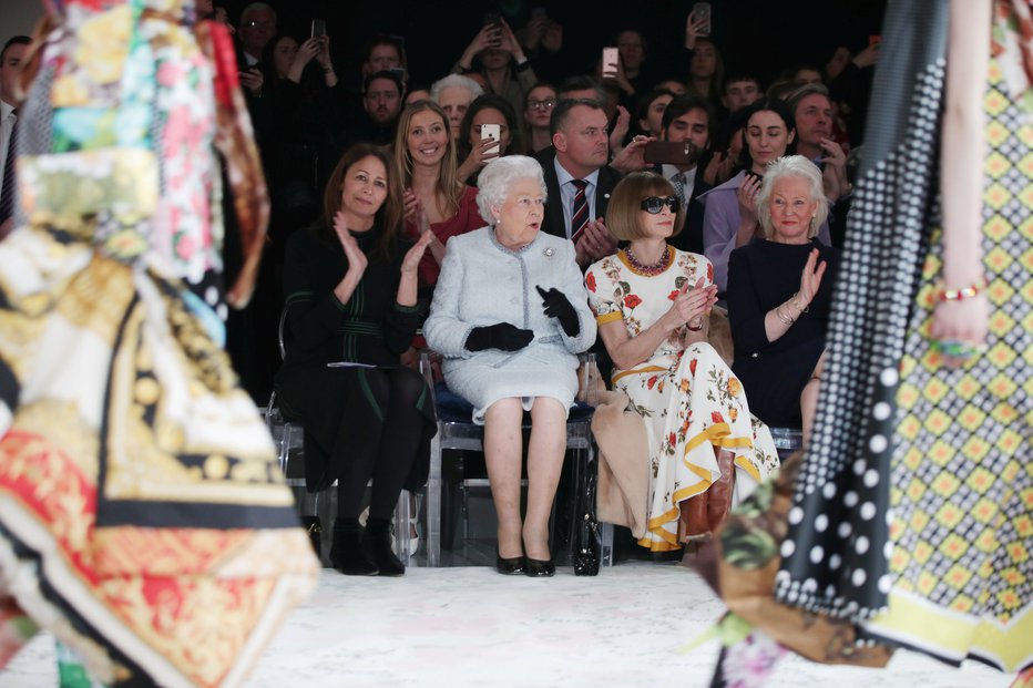 Fotografija: Britanska kraljica Elizabeta II. se je med prvim obiskom londonskega tedna mode očitno zabavala. FOTO: Reuters