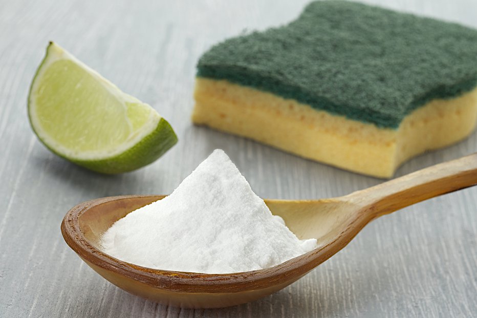 Fotografija: Najbolj učinkovita naravna sestavina za čiščenje pečice je mešanica soka limone in sode bikarbone.