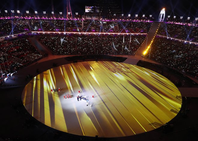 Za vsake igre so ustvarjena nova odličja z motivi, ki odsevajo kulturo in simbole države gostiteljice. FOTO: Pawel Kopczynski, Reuters