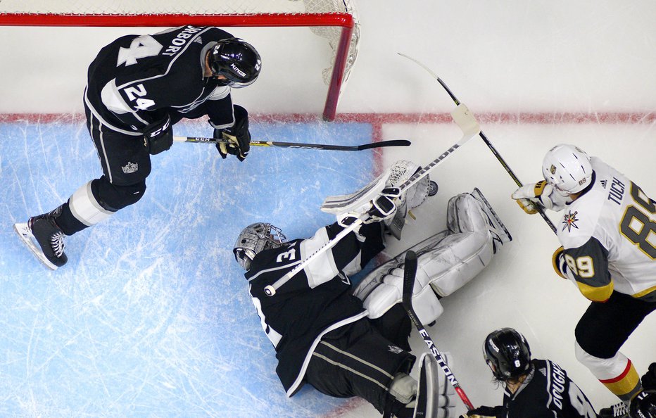 Fotografija: Los Angeles Kings goaltender Jonathan Quick, center, stops a shot by Vegas Golden Knights right wing Alex Tuch, right, as defenseman Derek Forbort helps during the second period of an NHL hockey game, Monday, Feb. 26, 2018, in Los Angeles. (AP Photo/Mark J. Terrill)