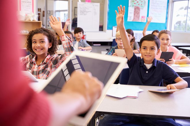 šola razred pouk znanje otroci šolarji tablica računalnik. FOTO: Monkeybusinessimages Getty Images/istockphoto