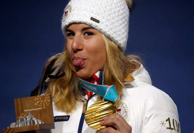 Ester Ledecka je na olimpijskih igrah dokazala, da je lahko vrhunska tako na deski kot na smučeh. Foto: Reuters