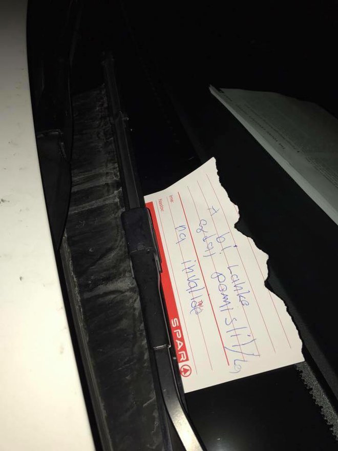 Nevestnim voznikom, ki parkirajo na mestih za invalide, včasih s prijatelji napiše listek. FOTO: Maša Jež