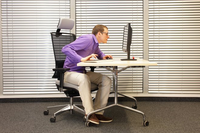 Vzroki za sklepne bolečine se pojavljajo pri pretežno sedečem delu in nepravilnih telesnih položajih. FOTO: Guliver/Thinkstock