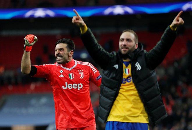 Legendarni vratar Juventusa Gianluigi Buffon in Gonzalo Higuain sta se veselila velike zmage v Londonu. Foto: Reuters