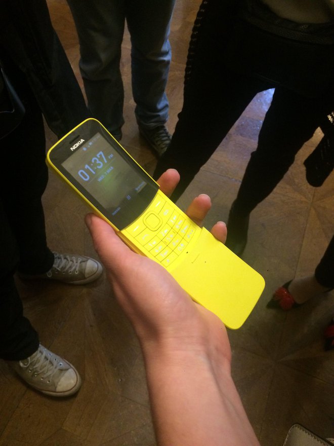 Nokia 8110 4G reloaded oziroma bananafon, kot ji pravijo ljubkovalno. FOTO: Staš Ivanc