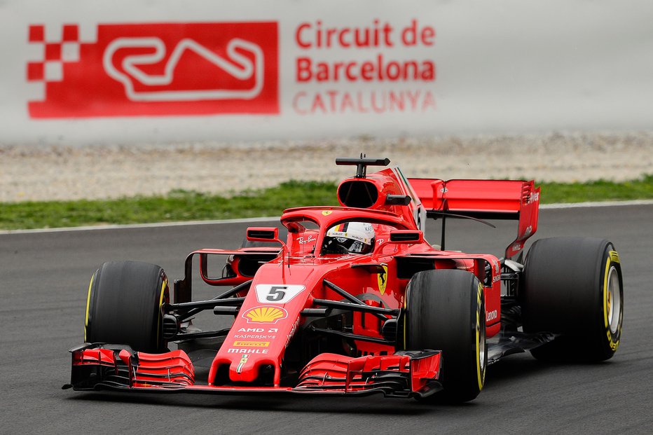 Fotografija: Ferrarijev dirkač Sebastian Vettel je pred dnevi odpeljal nov rekord proge v Montmelu. FOTO: AFP