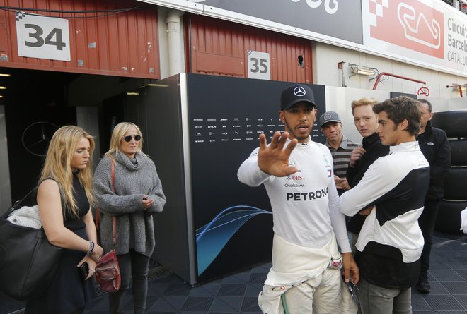 Branilec naslova svetovnega prvaka Lewis Hamilton ni bil najbolj vesel fotografa med nedavnimi testiranji. FOTO: AP