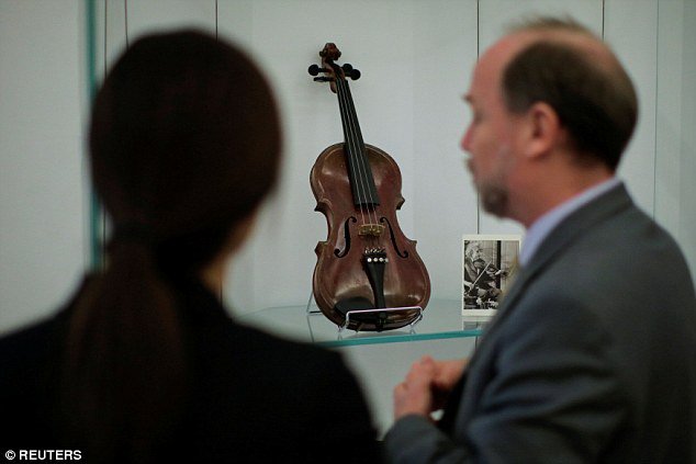 Fotografija: Glasbilo je dobil v dar ob prihodu v ZDA. FOTO: Reuters