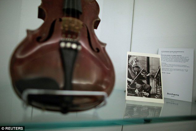 Violina je v brezhibnem stanju. FOTO: Reuters