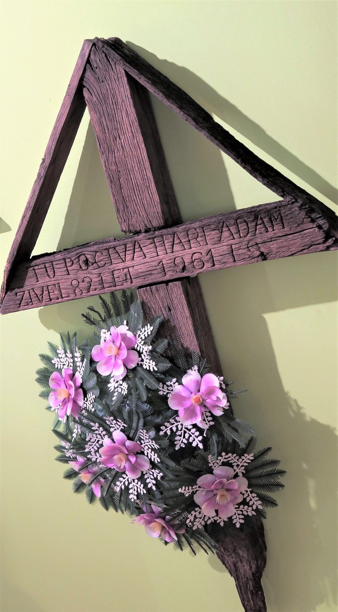 Staro in novo: leseni nagrobni križ s plastičnim vencem, Ivanjševci, 1961