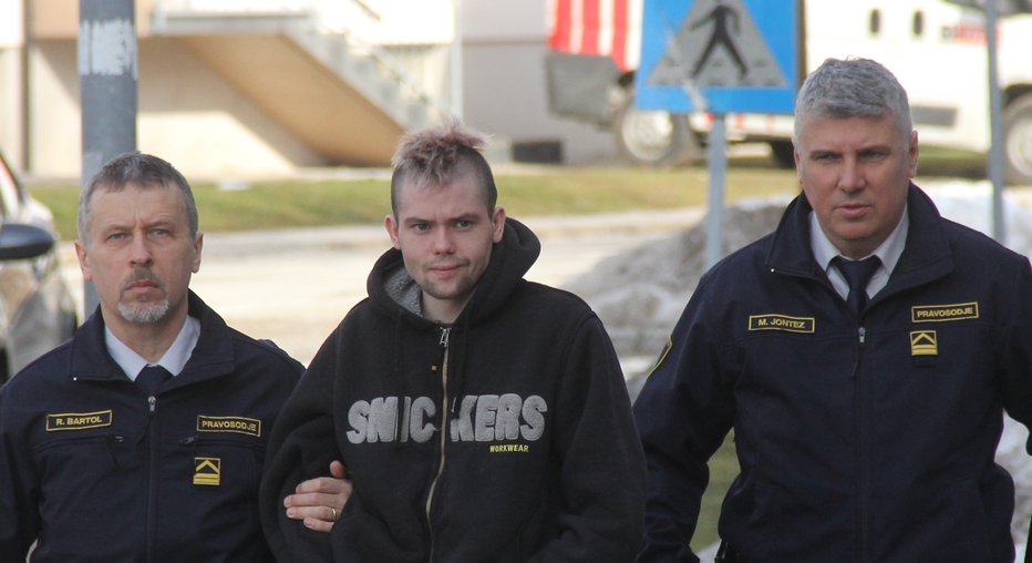 Fotografija: Žan Martinčič (v sredini) ostaja v rokah pravosodne policije. FOTO: Boštjan Fon