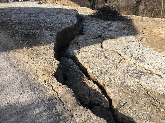 Geolog je ocenil, da je na nekaterih predelih pod asfaltom votlo, vožnja po takšni cesti pa izjemno nevarna. FOTO: Oste Bakal