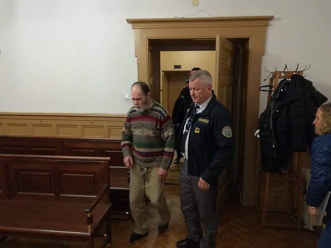 Obtoženega so na sodišče pripeljali s psihiatrije. FOTO: Aleš Andlovič