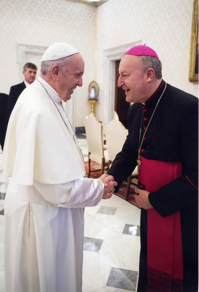 Ko sta si papež in škof segla v roke. Foto: Vatican Media