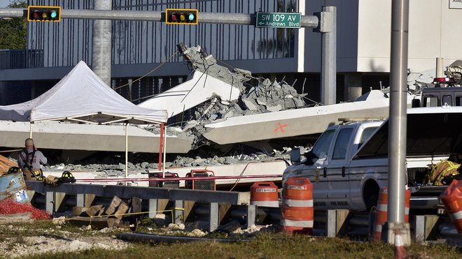 Večstotonski most je padel na osem vozil. FOTO: Ap
