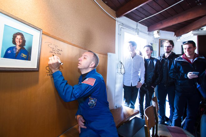 V prostorih astronomskega društva Gimnazije Šentvid se je Randy podpisal na steno, ki jo že krasita slika in podpis Sunite Williams. FOTO: LUKA DAKSKOBLER