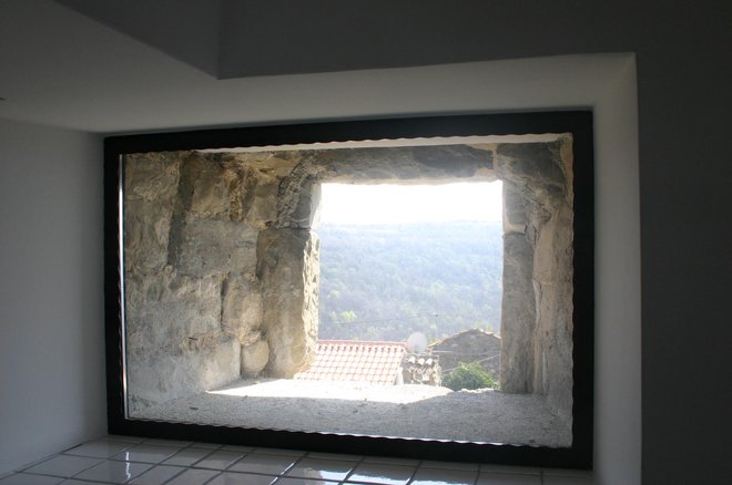 Pogled skozi strelno lino, pardon, okno Foto: Dušan Grča