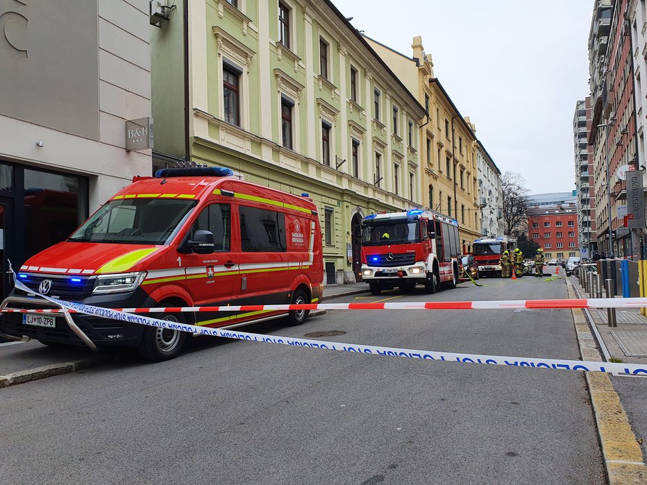 Fotografija: Policija in gasilske enote na Kersnikovi ulici v Ljubljani. FOTO: Jure Predanič