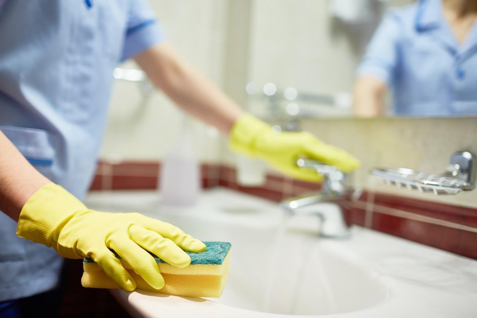 Fotografija: Za čistočo kopalnice poskrbite z naravnimi čistili. FOTO: Thinkstock