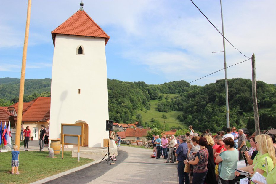 Fotografija: Obnovljen stolp s konca 15. stoletja je v ponos Črneči vasi. FOTO: Tanja Jakše Gazvoda