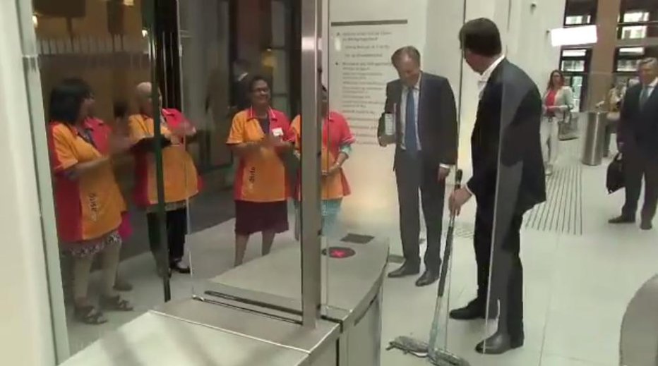 Fotografija: Nizozemski premier je prijel metlo in počistil za seboj. FOTO: Facebook