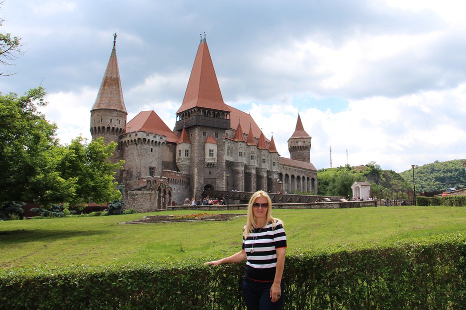 Fotografija: Tanja Zajc Zupan v mestu Hunedoara, kjer je grad, v katerem je živel Matija Korvin (kralj Matjaž).