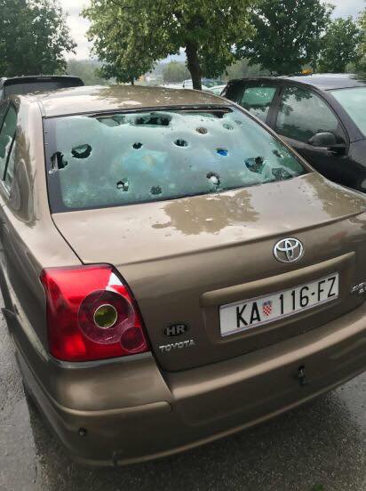 Fotografija: Poškodovani avtomobil v Črnomlju. FOTO: Neurje.si