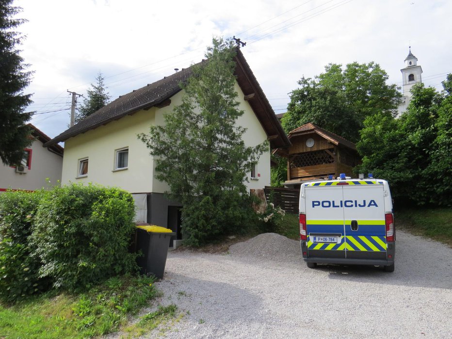 Fotografija: Policisti obkolili tri hiše. FOTO: Bojan Rajšek