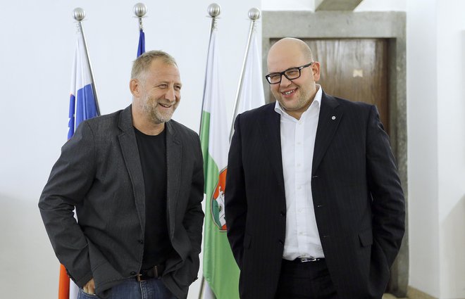 Predsednik SŽ Olimpije Miha Butara (desno) in direktor Tomaž Vnuk dvigata letvico dosežkov za ljubljanski hokej. Foto: Blaž Samec