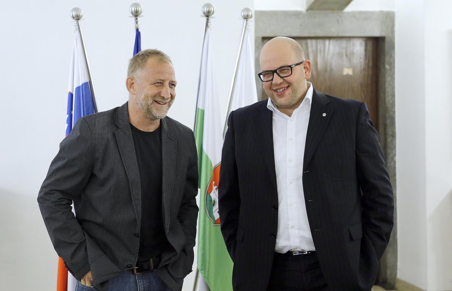 Fotografija: Predsednik SŽ Olimpije Miha Butara (desno) in direktor Tomaž Vnuk dvigata letvico dosežkov za ljubljanski hokej. Foto: Blaž Samec
