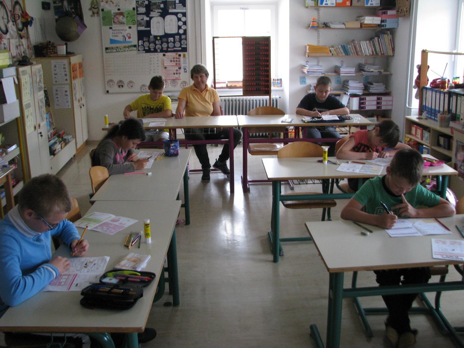 Fotografija: Učiteljica kombiniranega pouka Alenka Kalič in šest učencev štejejo zadnje dneve.