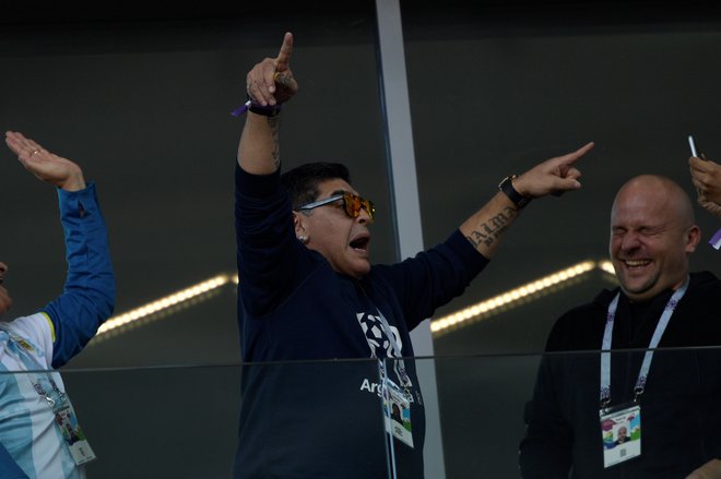 Diego Maradona in njegova škodljiva razvada. FOTO: AP