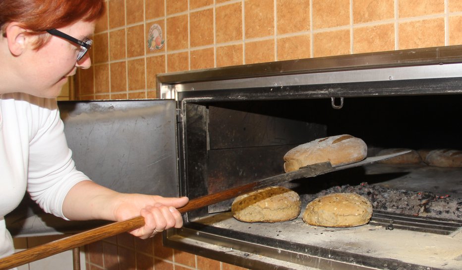Fotografija: Greta je svojega moža naučila pekovske obrti. FOTO: Boštjan Fon