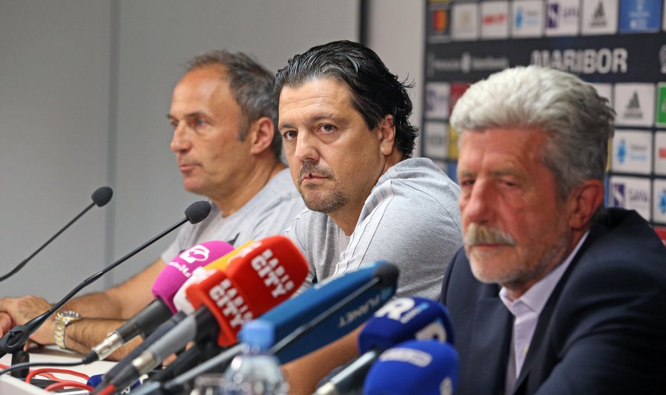 Fotografija: Mrkih obrazov, toda enotni naprej. Z desne: Drago Cotar, Zlatko Zahović in Darko Milanič. Foto: Tadej Regent