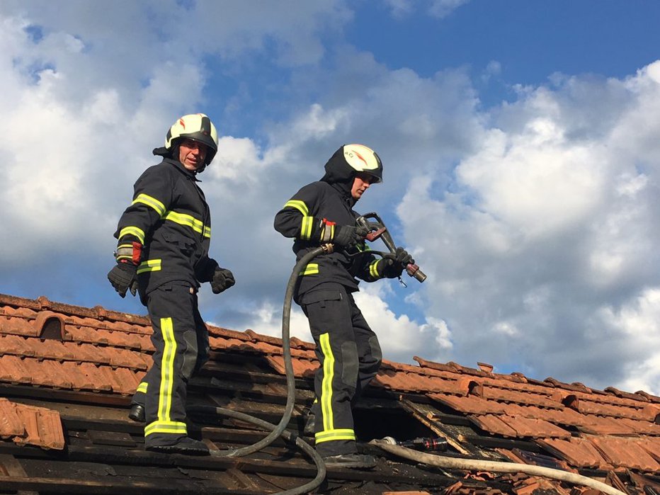 Fotografija: Gasilci GB Maribor in PGD Brezje so posredovali po eksploziji v gospodarskem objektu. FOTO: PGD Brezje