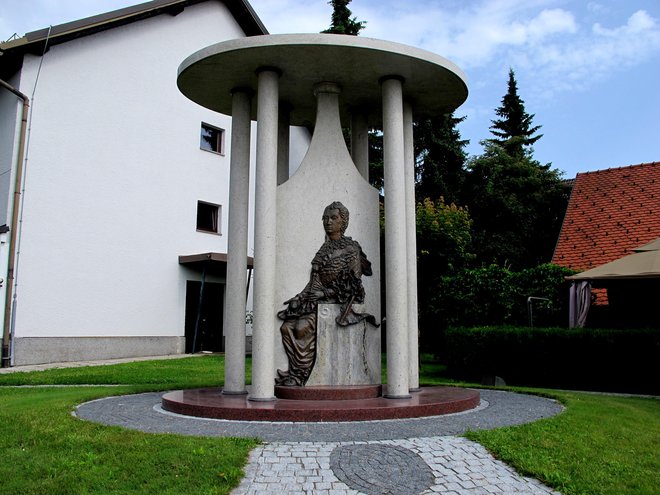 Spomenik cesarici Mariji Tereziji v središču Šenčurja, delo akademskega kiparja Janeza Pirnata, je bil postavljen pred 10 leti. FOTO: Janez Kuhar