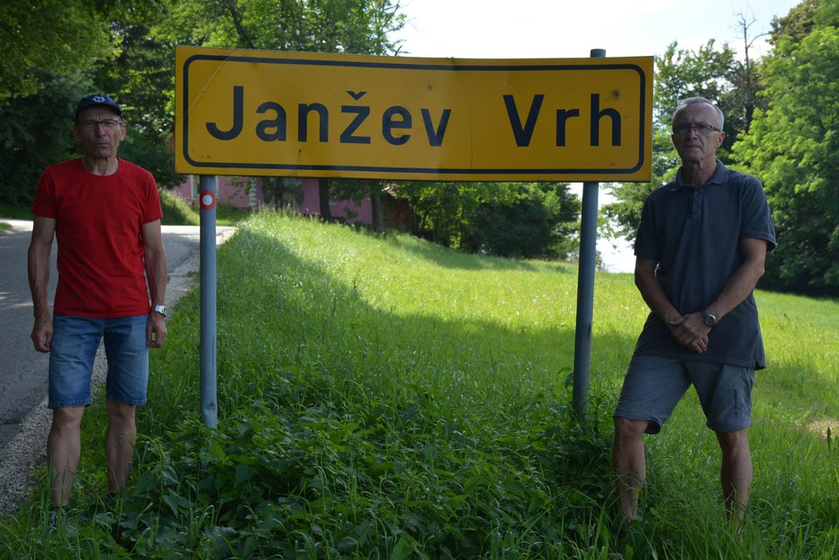 Fotografija: Jože Vaupotič in predsednik CI Janžev Vrh Drago Domanjko sta ogorčena nad ravnanjem Telemacha. FOTO: Oste Bakal