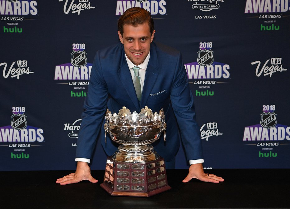 Fotografija: Anže Kopitar z novo trofejo. FOTO: Reuters, Stephen R. Sylvanie, USA Today Sports