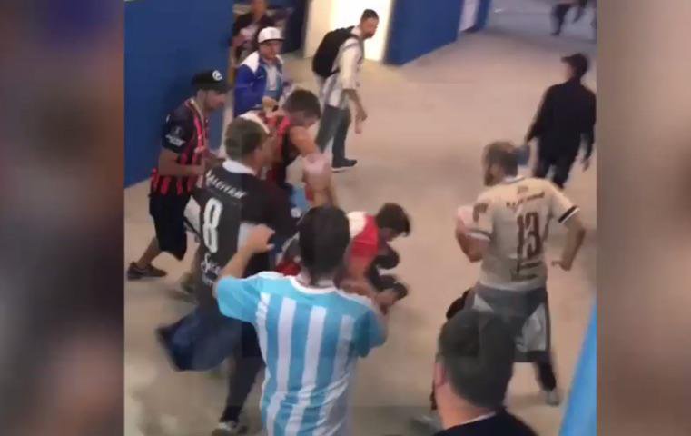 Fotografija: Argentinski navijači so brutalno pretepli Hrvata. FOTO: Life.ru