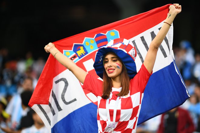 Ognjena navijačica Hrvaške potrjuje, da ta dežela nima le nogometnega šarma. FOTO: Afp