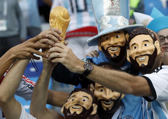 Argentinski navijači z maskami Lionela Messija bodo kot vse kaže domov odšli brez pokala za naslov svetovnega prvaka. FOTO: Ap