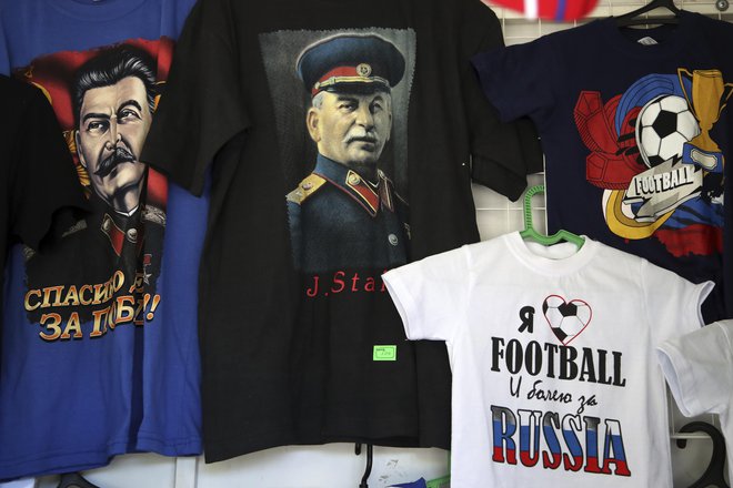 V Volgogradu so se pojavile majice, na katerih se ruskim nogometašem za zmago zahvaljuje tudi Stalin. FOTO: AP