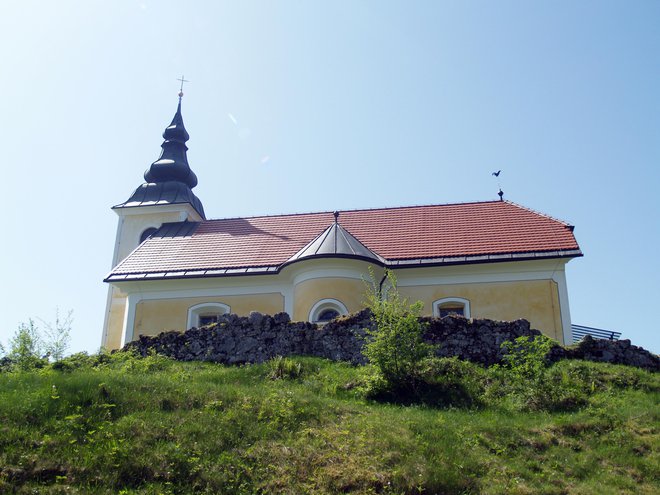 Cerkvica svetega Miklavža z ostanki protiturške utrdbe Fotografije: Janez Mihovec