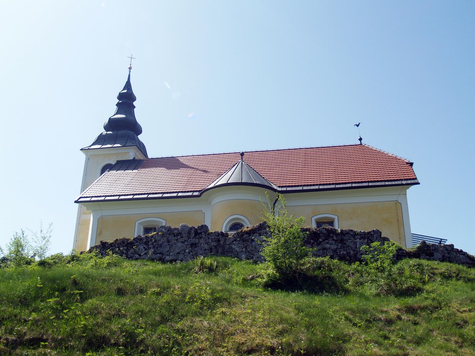 Fotografija: Cerkvica svetega Miklavža z ostanki protiturške utrdbe Fotografije: Janez Mihovec