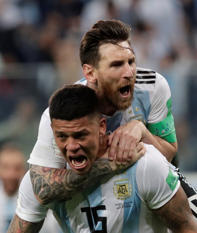 Marcos Rojo in Lionel Messi sta zelo čustveno proslavljala zmago nad Nigerijo in uvrstitev v osmino finala SP. Foto: Reuters