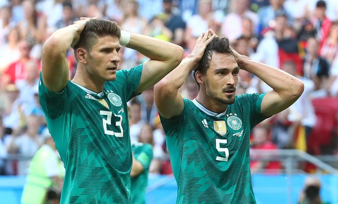 Nemci (na fotografiji Mario Gomez in Mats Hummels) niso skrivali razočaranja po porazu z Južno Korejo. FOTO: Reuters