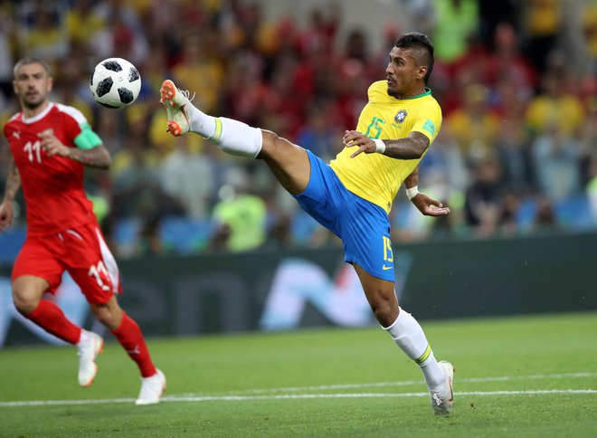 Paulinho se je takole iztegnil za vodstvo Brazilije proti Srbiji. FOTO: Reuters