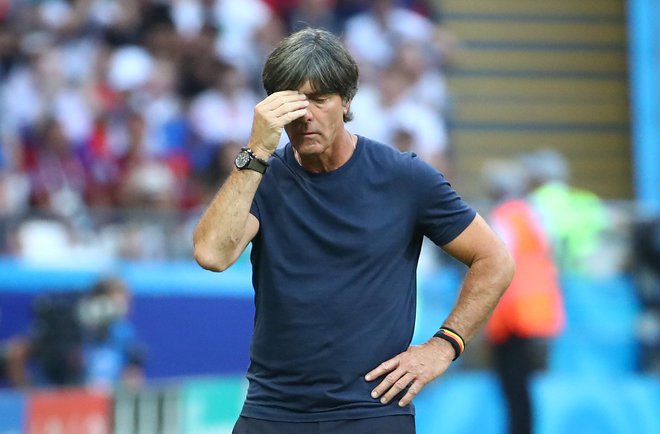 Nemški selektor Joachim Löw se je upravičeno držal za glavo. FOTO: Reuters